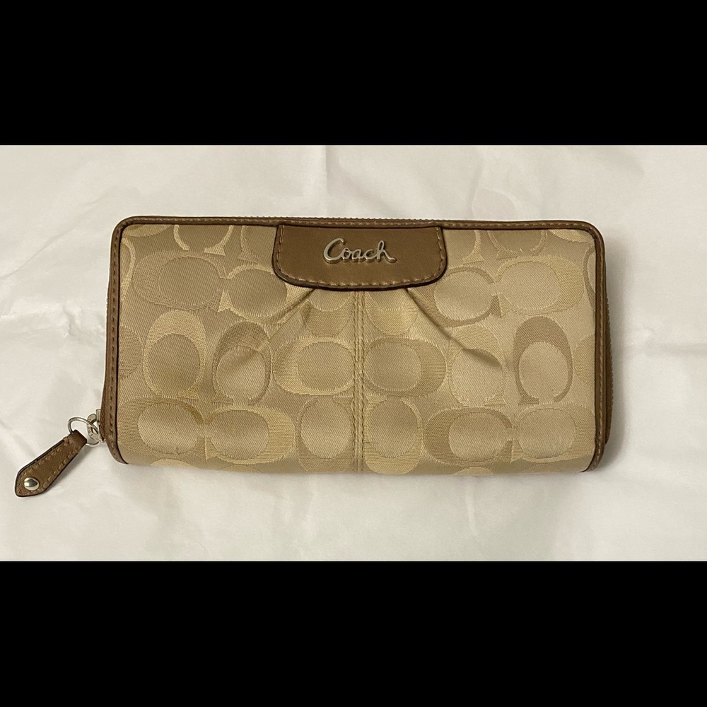 RESERVED for @lisaturpin.  Coach wallet